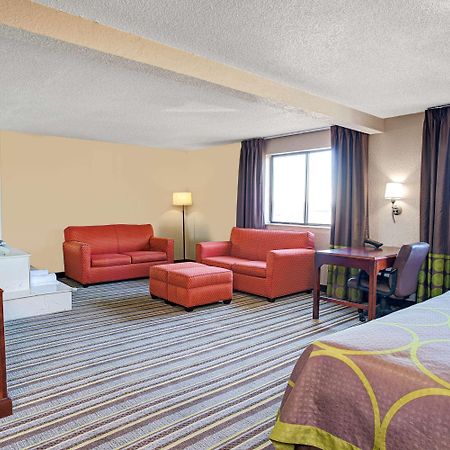 Super 8 by Wyndham Roseville/Detroit Area Extérieur photo
