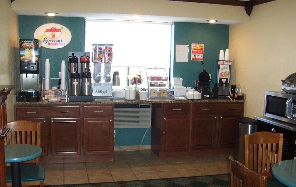 Super 8 by Wyndham Roseville/Detroit Area Extérieur photo