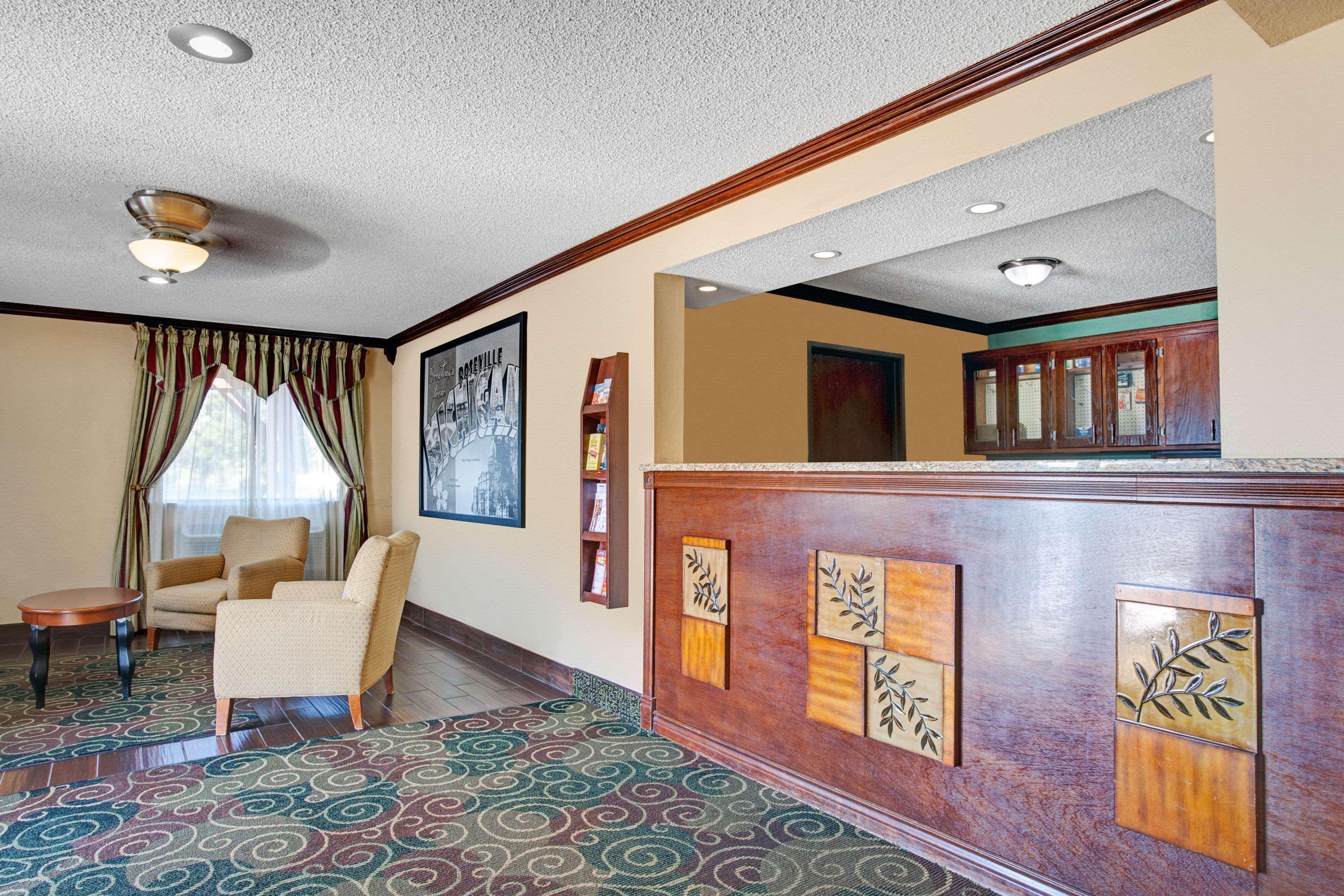 Super 8 by Wyndham Roseville/Detroit Area Extérieur photo
