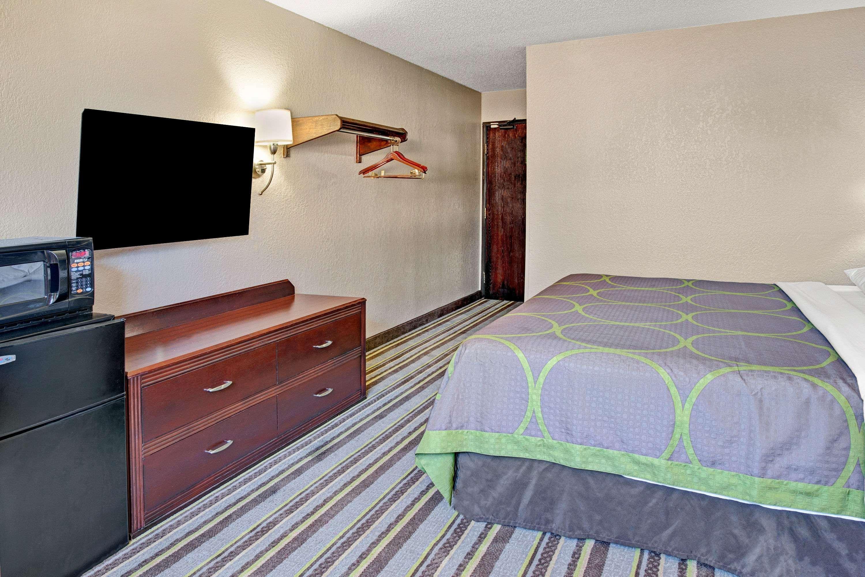 Super 8 by Wyndham Roseville/Detroit Area Extérieur photo