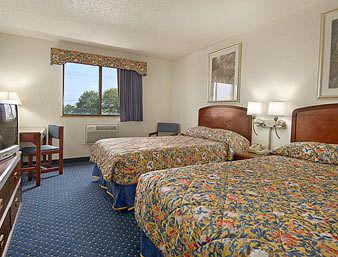 Super 8 by Wyndham Roseville/Detroit Area Chambre photo
