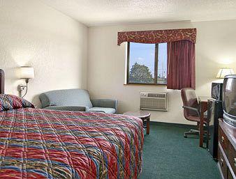 Super 8 by Wyndham Roseville/Detroit Area Chambre photo